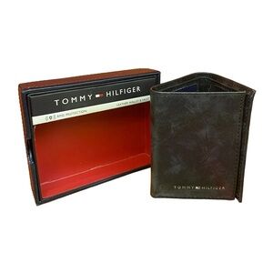 Tommy Hilfiger Men’s Trifold Black and Grey Leather RFID Wallet